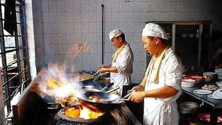 【比赛焦点瞬间】第4分钟，图拉姆接到队友挑传，突入禁区的射门被对手封堵出底线。